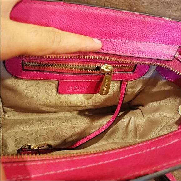 Michael kors hand bag genuine used condition is good - Picture 4 of 5